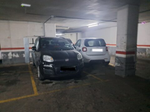 Plaza aparcamiento situada en zona Escuelas