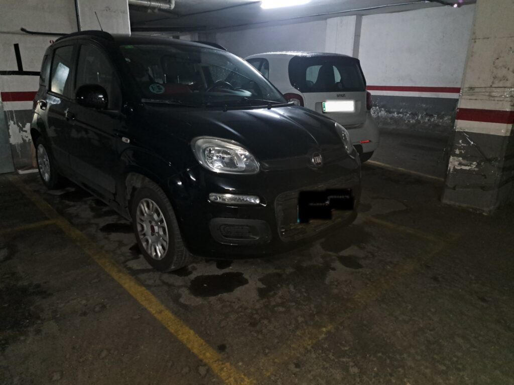 Plaza aparcamiento situada en zona Escuelas