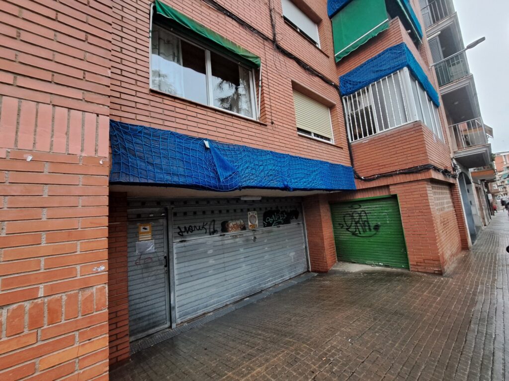 Plaza aparcamiento situada en zona Escuelas