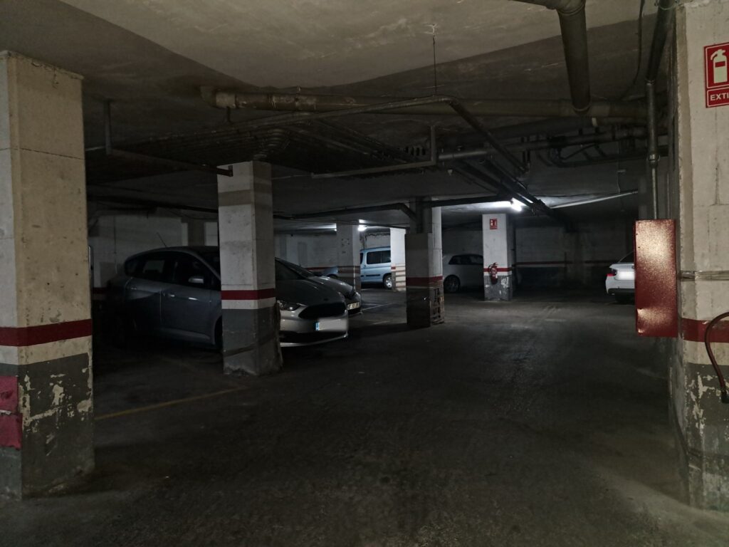 Plaza aparcamiento situada en zona Escuelas