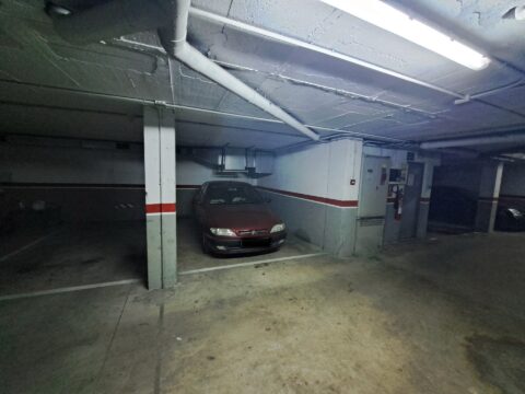 ¡Aparcamiento en venta en Rubí, 13 m2 ideales para tu vehículo!