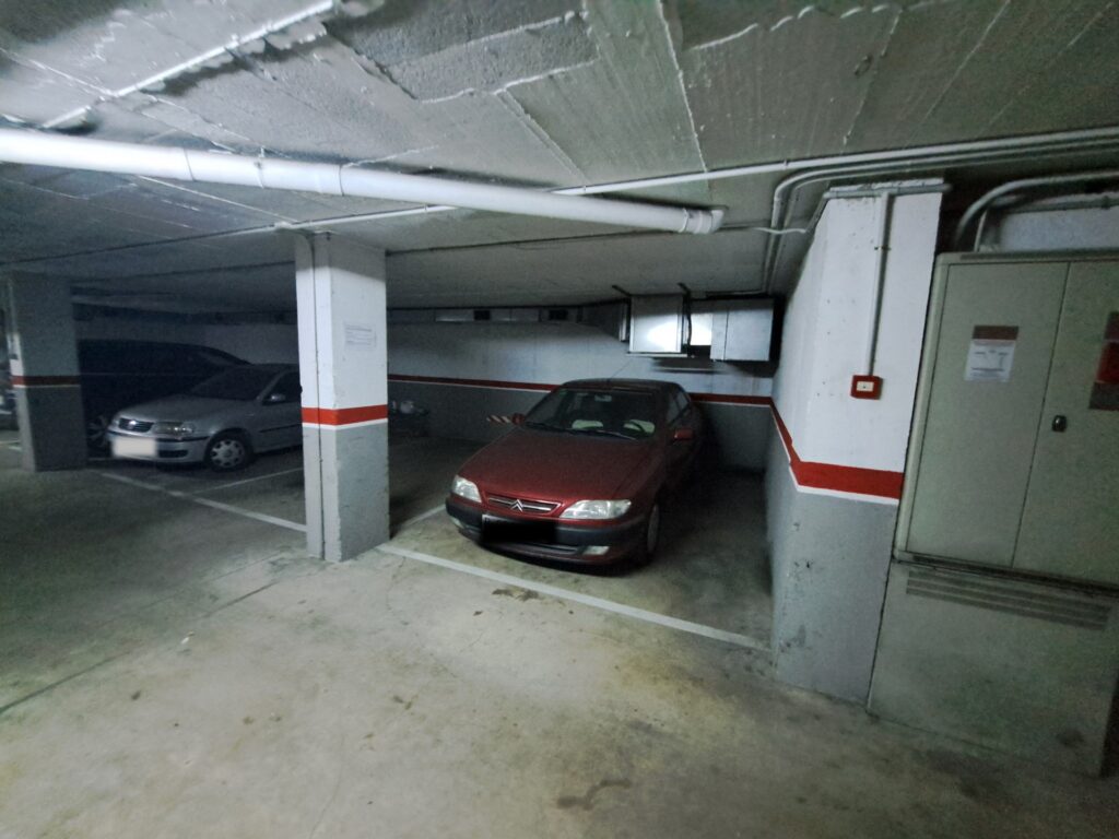 ¡Aparcamiento en venta en Rubí, 13 m2 ideales para tu vehículo!