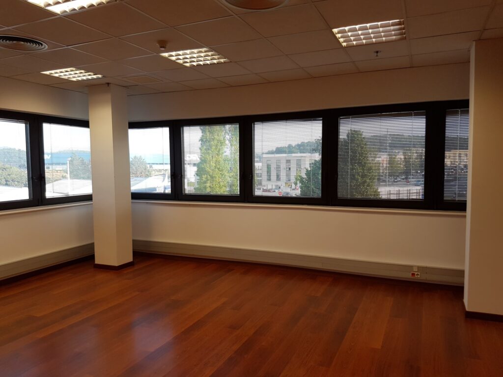 RUBI: Can Rosés. Oficina de 290m2 amb 4