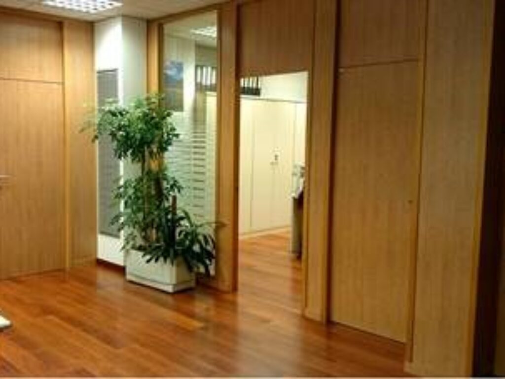 RUBI: Can Rosés. Oficina de 290m2 amb 4