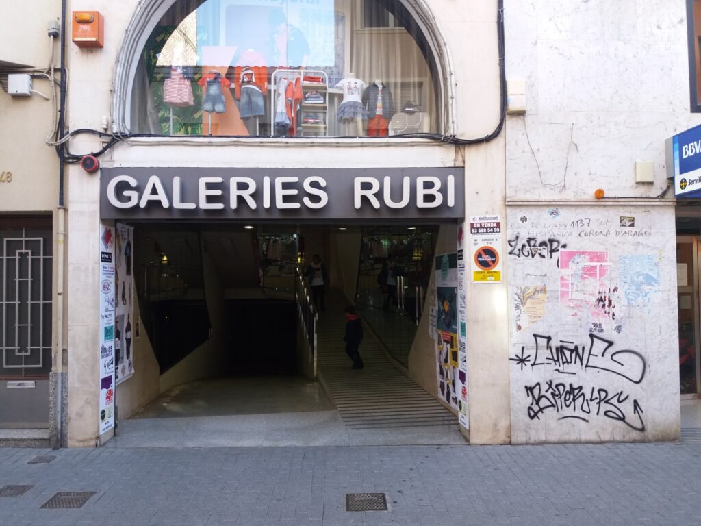RUBI: Centro. Local de 15m2 situado en las