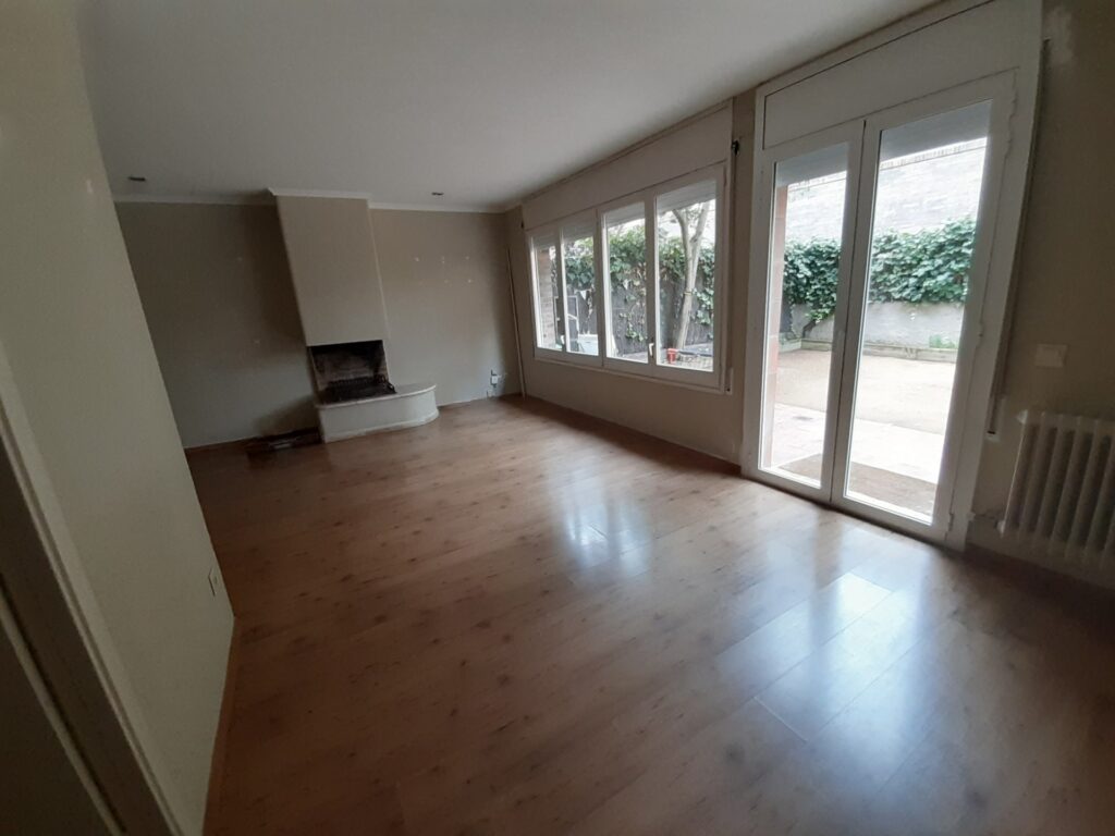 SANT CUGAT: Casa adosada esquinera situada cerca FFCC.