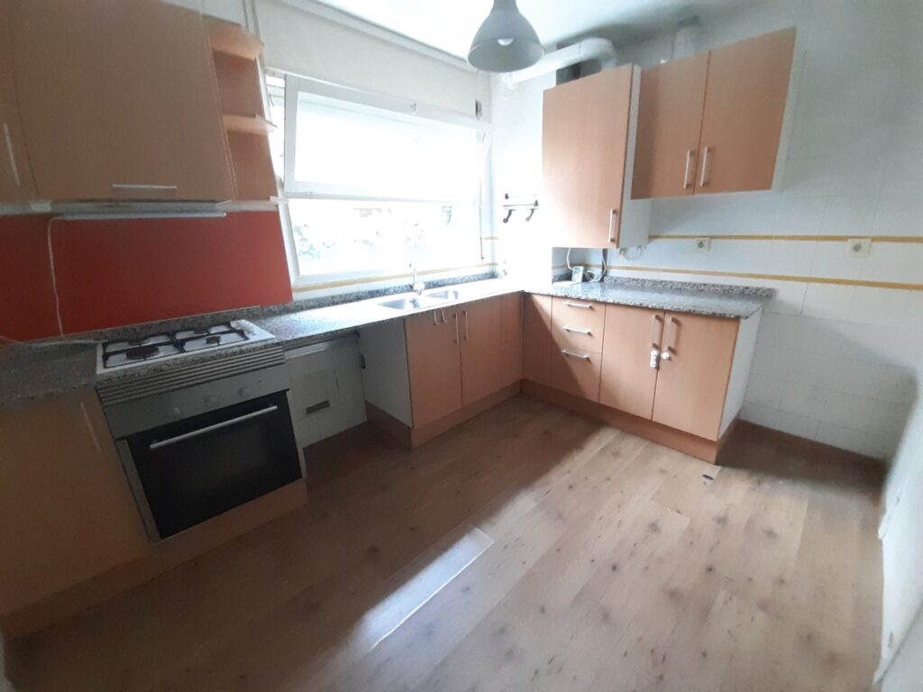 SANT CUGAT: Casa adosada esquinera situada cerca FFCC.