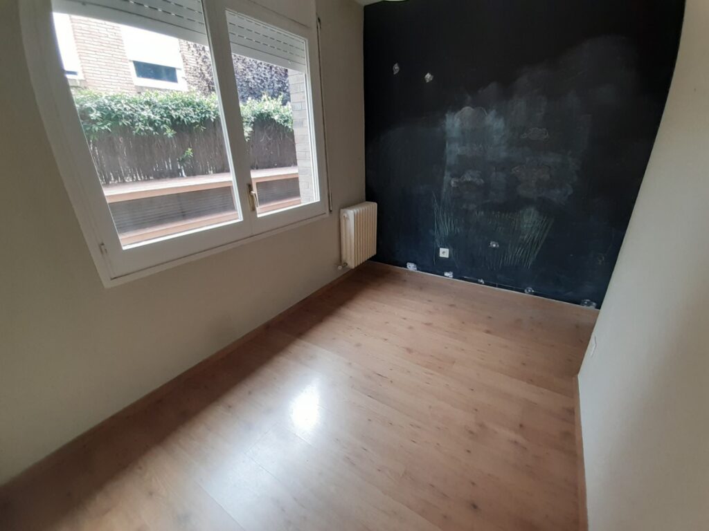 SANT CUGAT: Casa adosada esquinera situada cerca FFCC.