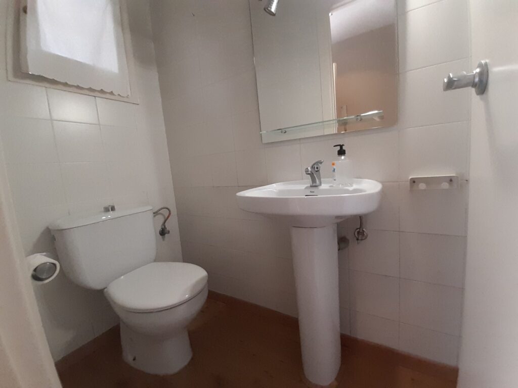 SANT CUGAT: Casa adosada esquinera situada cerca FFCC.