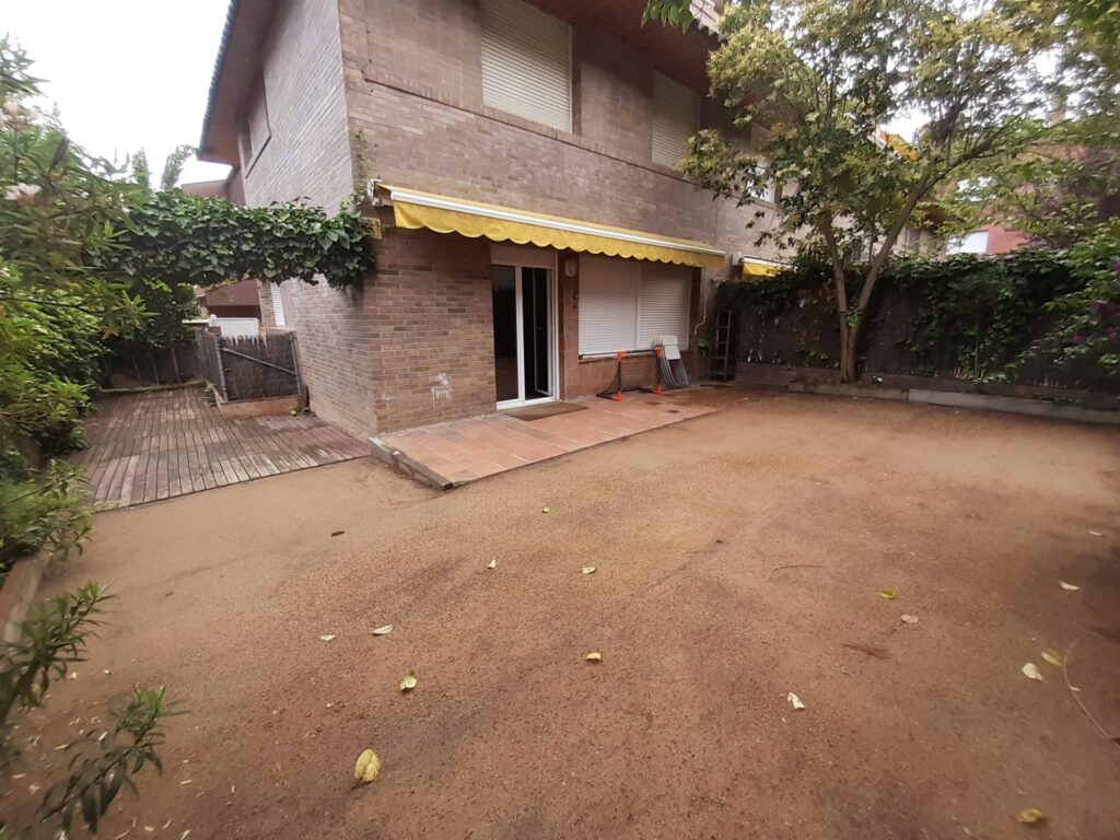 SANT CUGAT: Casa adosada esquinera situada cerca FFCC.