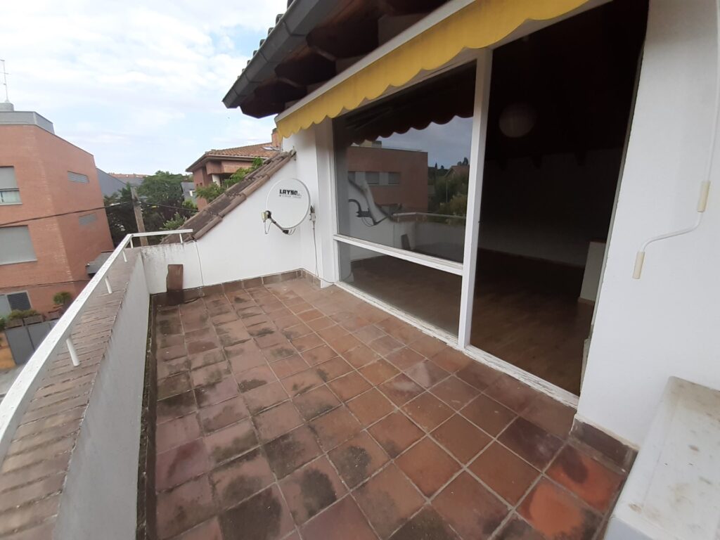 SANT CUGAT: Casa adosada esquinera situada cerca FFCC.