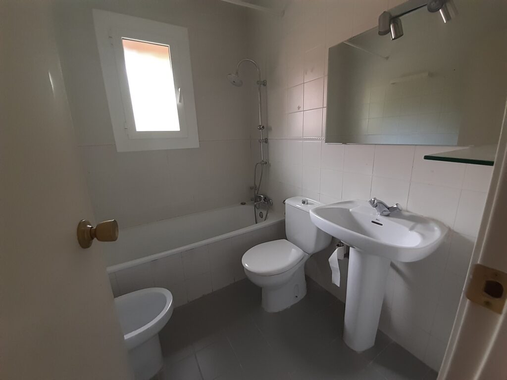 SANT CUGAT: Casa adosada esquinera situada cerca FFCC.