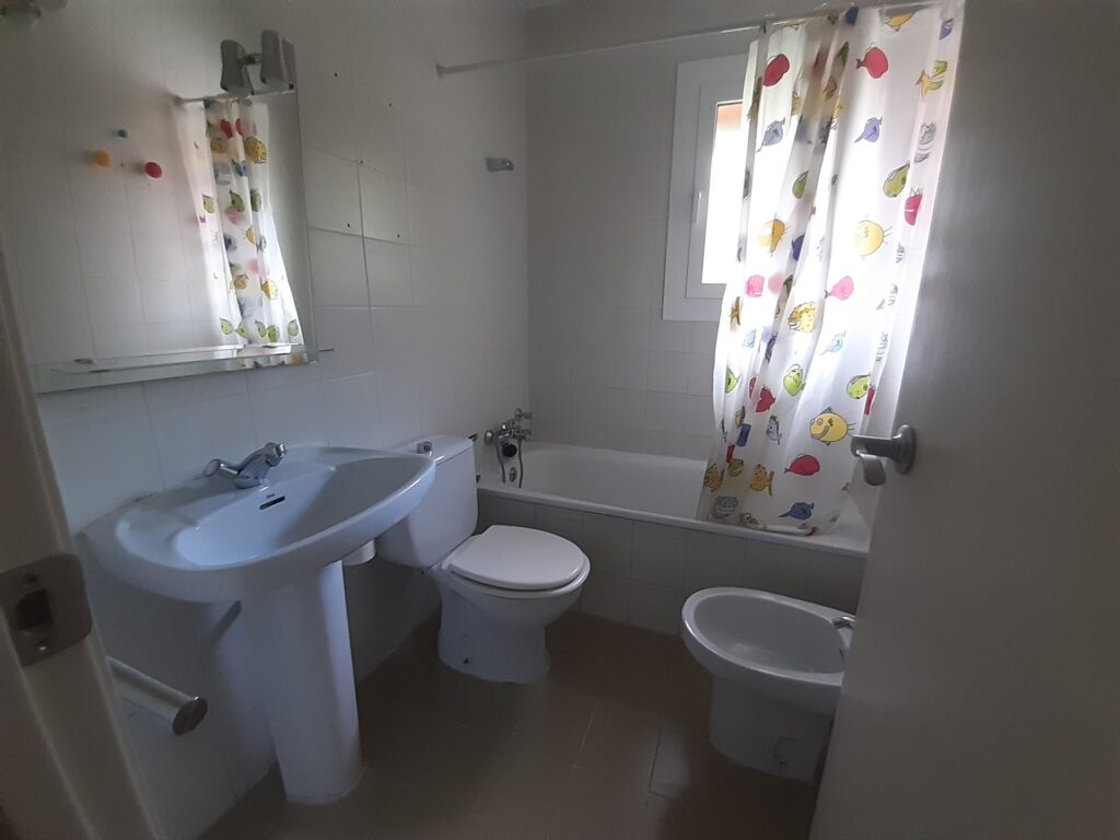 SANT CUGAT: Casa adosada esquinera situada cerca FFCC.