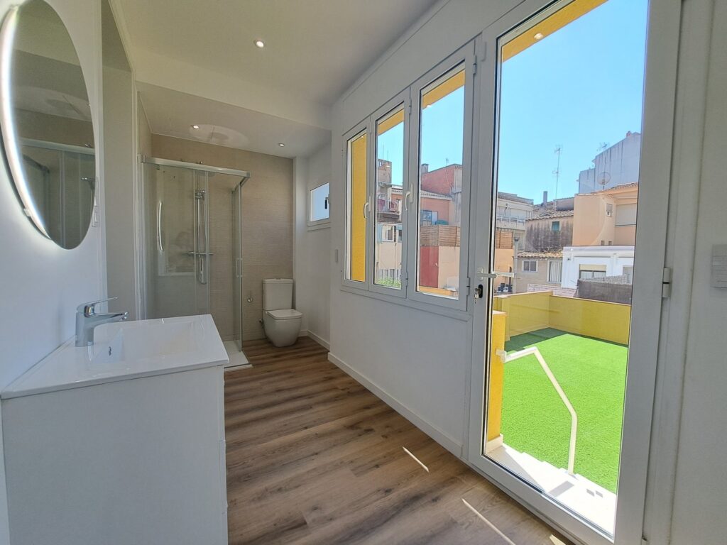 Pis totalment reformat amb àmplia terrassa!