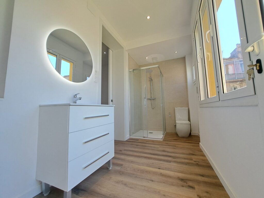 Pis totalment reformat amb àmplia terrassa!