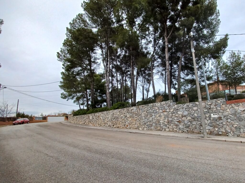 ¡Terreny edificable de 1.158 m2 en venda a Castellbisbal, ideal per al teu projecte!