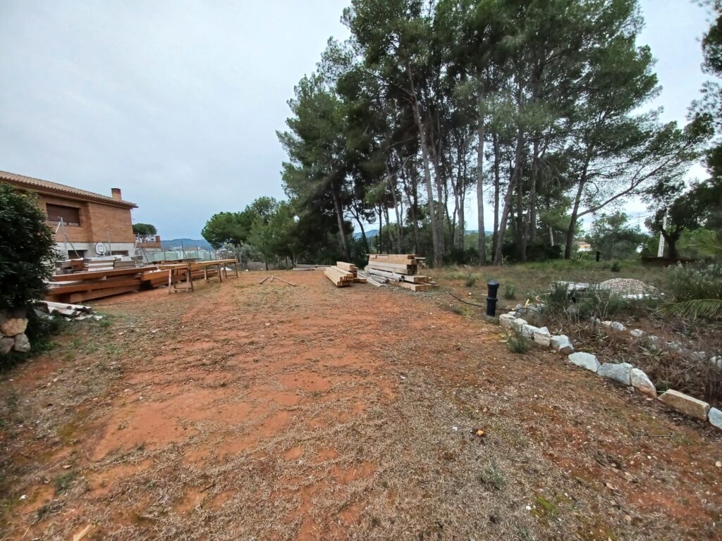 ¡Terreny edificable de 1.158 m2 en venda a Castellbisbal, ideal per al teu projecte!