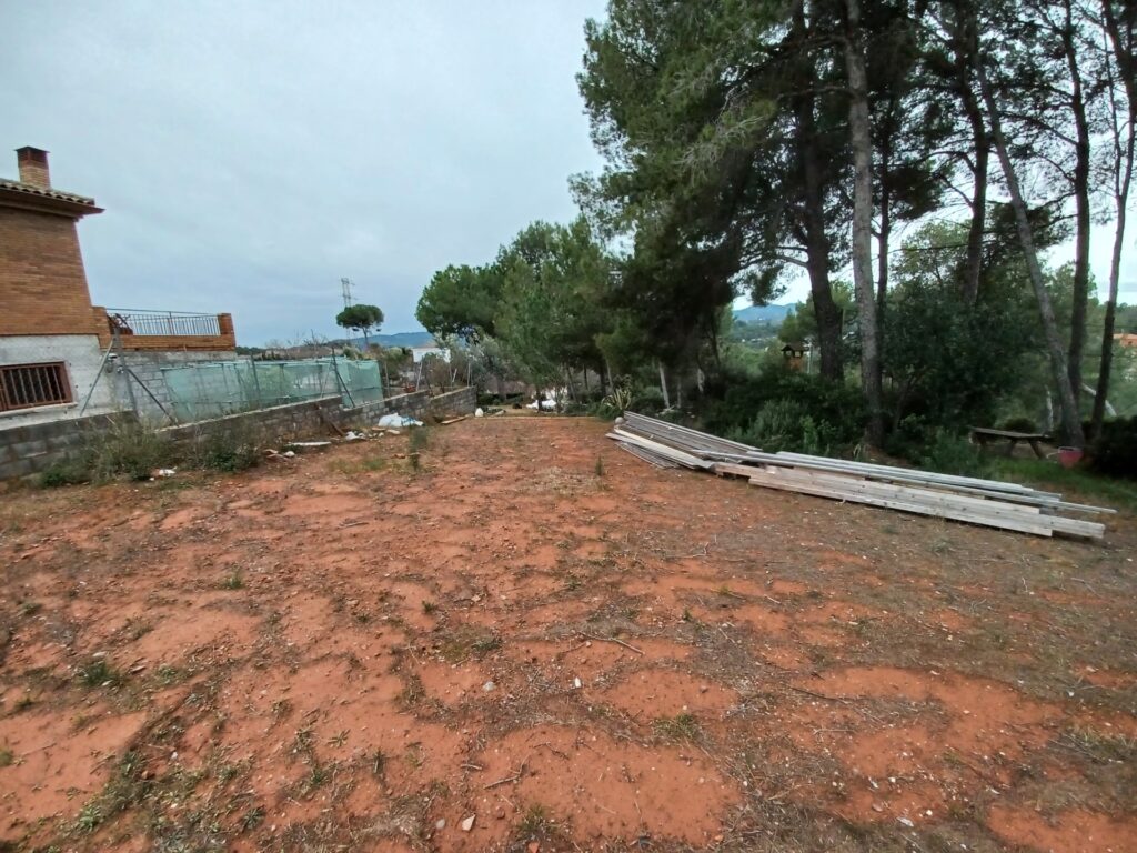 ¡Terreny edificable de 1.158 m2 en venda a Castellbisbal, ideal per al teu projecte!