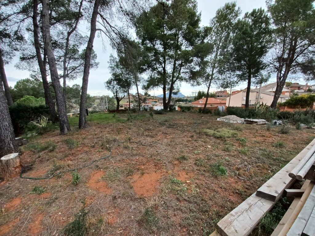 ¡Terreny edificable de 1.158 m2 en venda a Castellbisbal, ideal per al teu projecte!