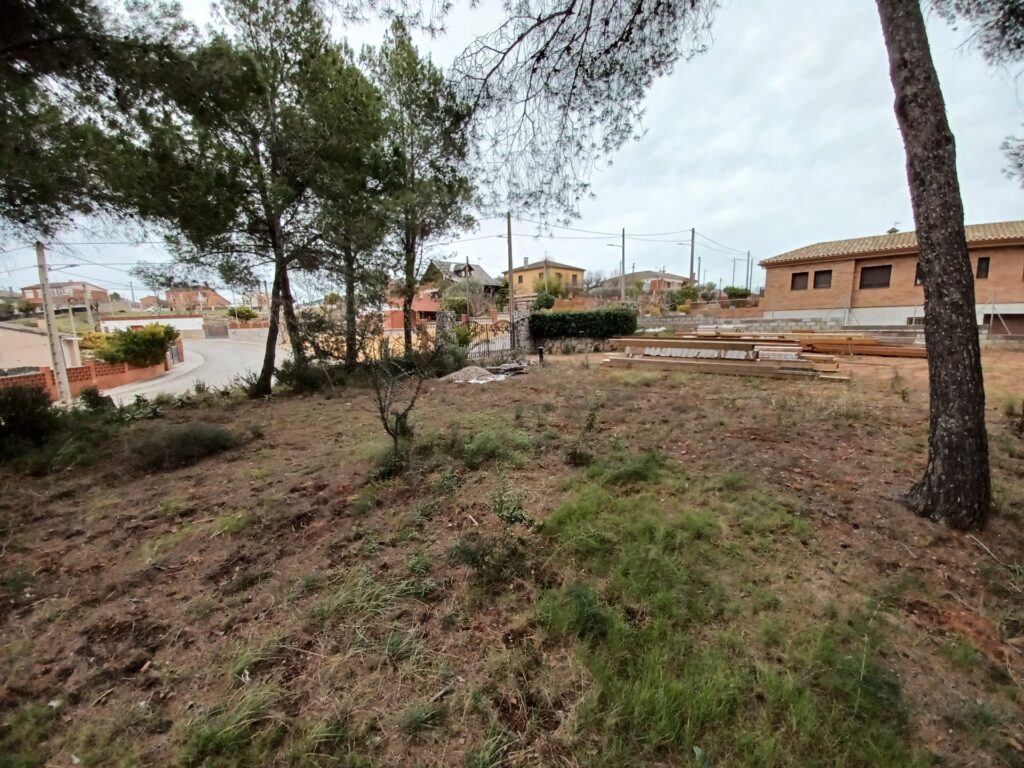 ¡Terreny edificable de 1.158 m2 en venda a Castellbisbal, ideal per al teu projecte!