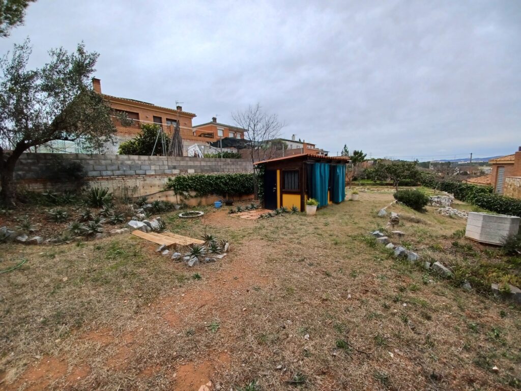 ¡Terreny edificable de 893 m2 en venda a Castellbisbal, amb electricitat i aigua disponible!