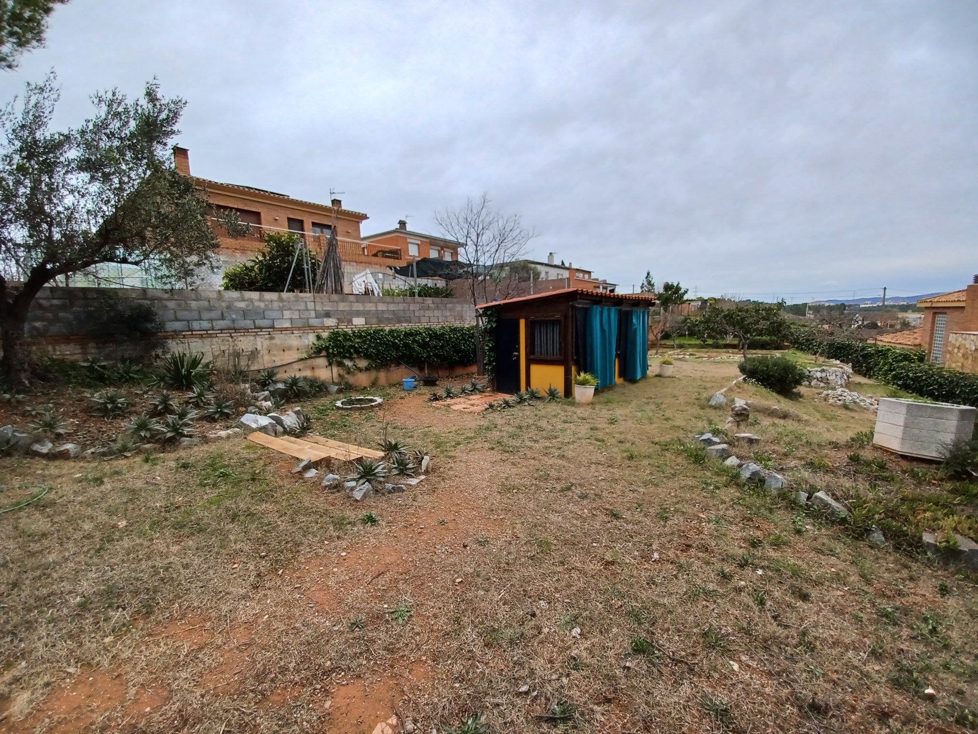 ¡Terreny edificable de 893 m2 en venda a Castellbisbal, amb electricitat i aigua disponible!