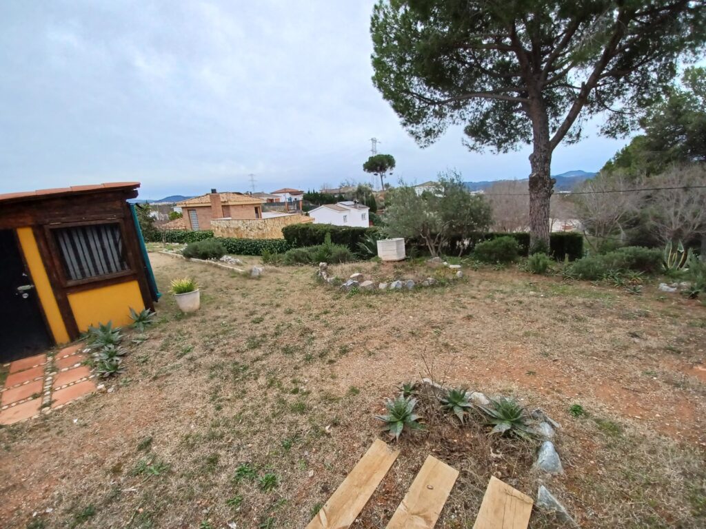 ¡Terreny edificable de 893 m2 en venda a Castellbisbal, amb electricitat i aigua disponible!