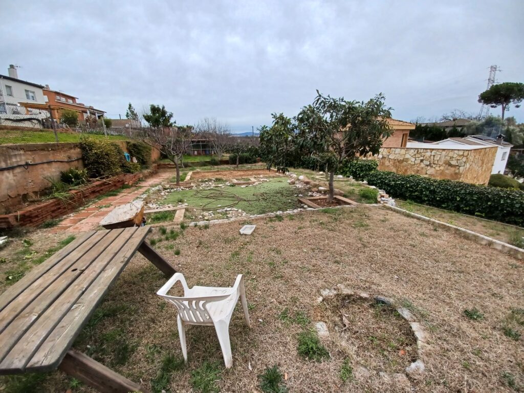 ¡Terreny edificable de 893 m2 en venda a Castellbisbal, amb electricitat i aigua disponible!