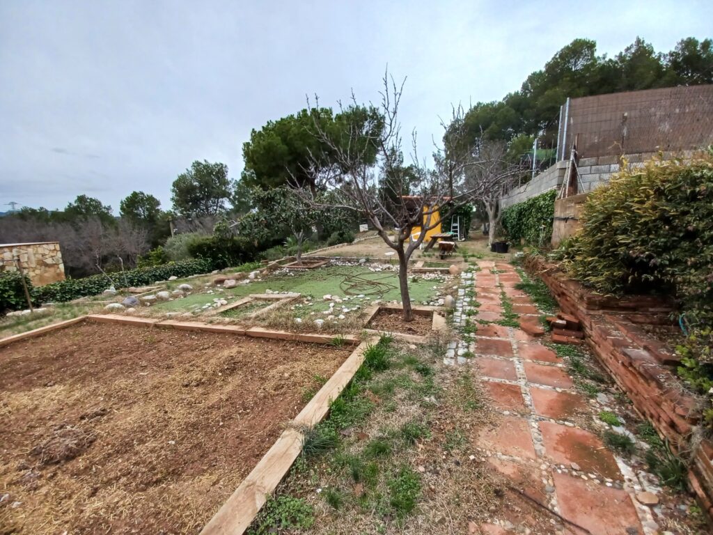 ¡Terreny edificable de 893 m2 en venda a Castellbisbal, amb electricitat i aigua disponible!