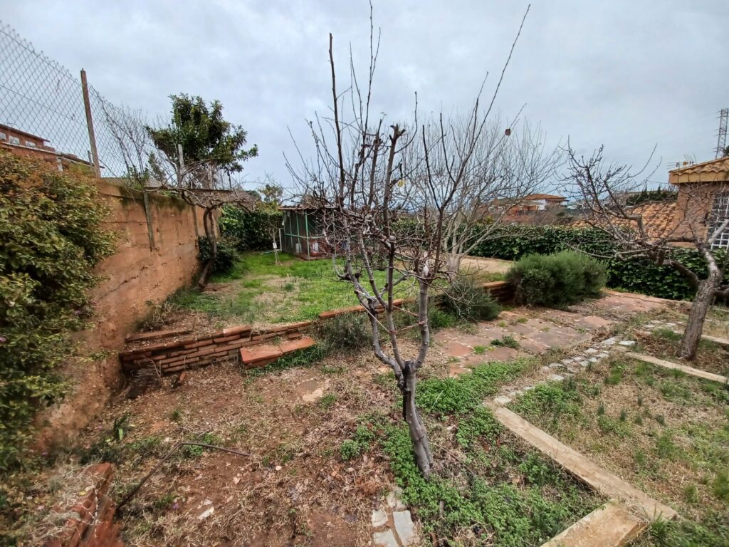 ¡Terreny edificable de 893 m2 en venda a Castellbisbal, amb electricitat i aigua disponible!