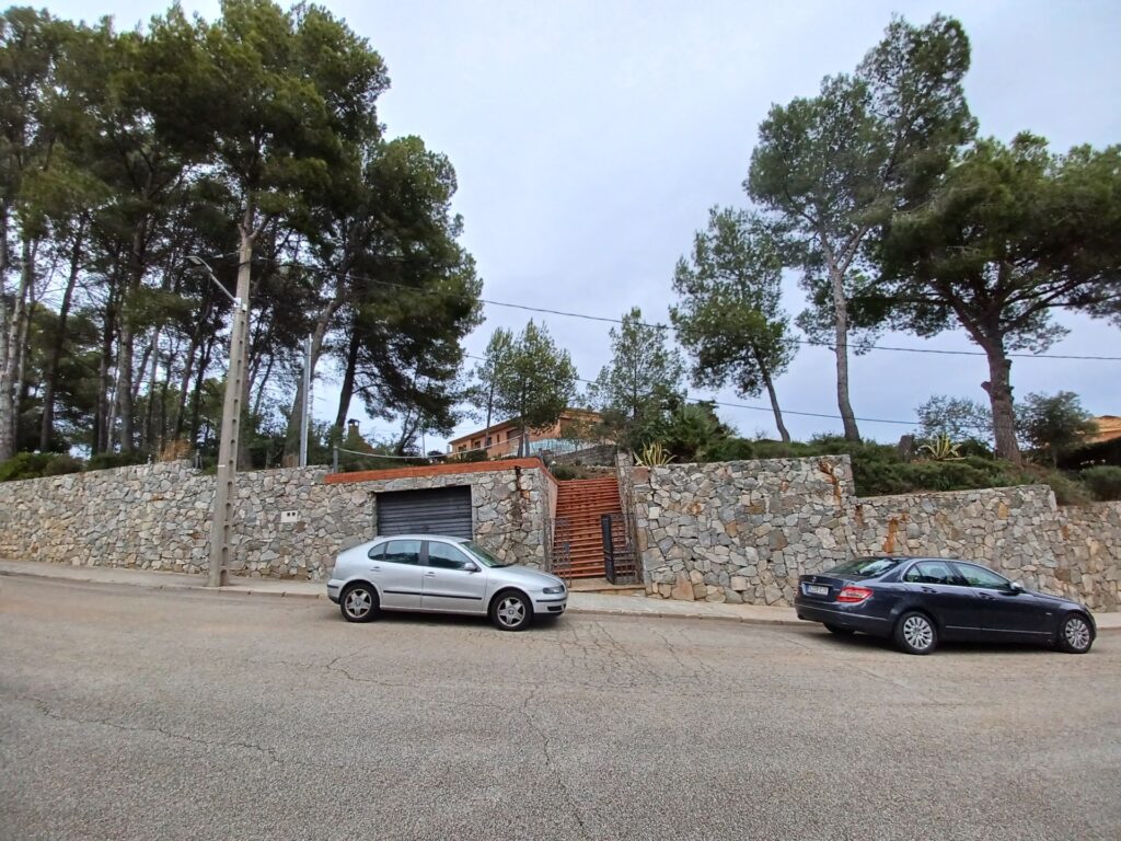 ¡Terreny edificable de 893 m2 en venda a Castellbisbal, amb electricitat i aigua disponible!