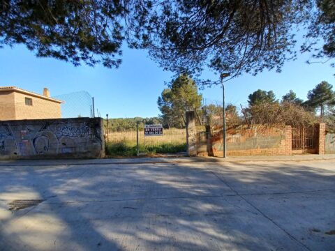 ¡Oportunidad de inversión en Les Fonts de Terrassa! Se encuentra disponible un terreno urbanizable en la zona de Les Fonts, ideal para desarrollar un proyecto a medida. Con una extensión de 2.700 m², este espacio ofrece la posibilidad de edificación, permitiendo dar rienda suelta a tus ideas y planes.
