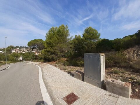 SOLAR A RUBÍ! S´ofereix en venda un terreny urbanitzable de 505 m² Façana 30mts. a la tranquil·la zona de CAN SOLA. Aquest espai compta amb la possibilitat d’edificació, ideal per a aquells que busquen desenvolupar el projecte d’habitatge en un entorn tranquil i ben comunicat.