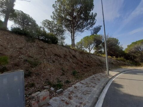 Rubí : S’ofereix terreny urbanitzable en venda a la zona tranquil·la de CAN SOLA. Amb una superfície de 488 m², Façana 20mts.  aquest espai permet edificar i desenvolupar un projecte adaptat a les vostres necessitats.