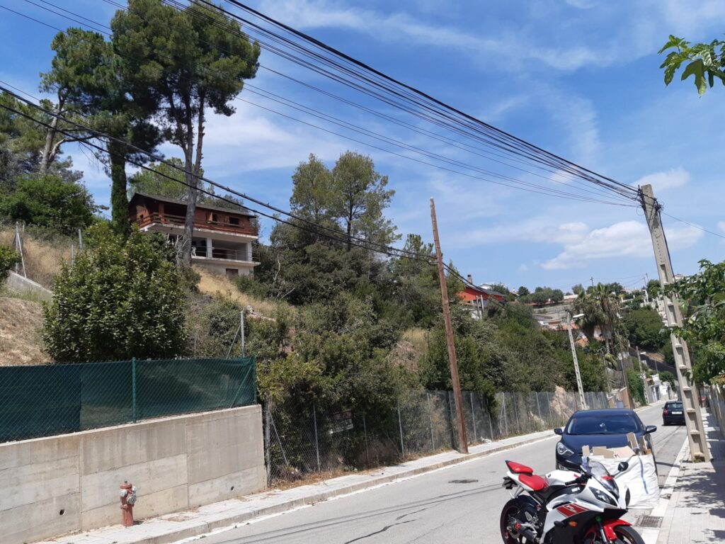 ¡SOLAR EN RUBÍ! Se encuentra disponible conjunto de dos parcelas en la tranquila urbanización de Can Mir. Una superficie de 966 m², fachada de 48 m2. es edificable, lo que brinda la posibilidad de diseñar la casa de tus sueños en un entorno apacible.