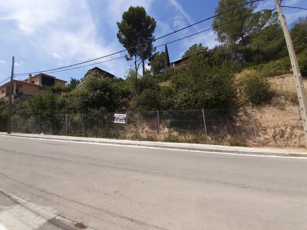 ¡SOLAR EN RUBÍ! Se encuentra disponible conjunto de dos parcelas en la tranquila urbanización de Can Mir. Una superficie de 966 m², fachada de 48 m2. es edificable, lo que brinda la posibilidad de diseñar la casa de tus sueños en un entorno apacible.