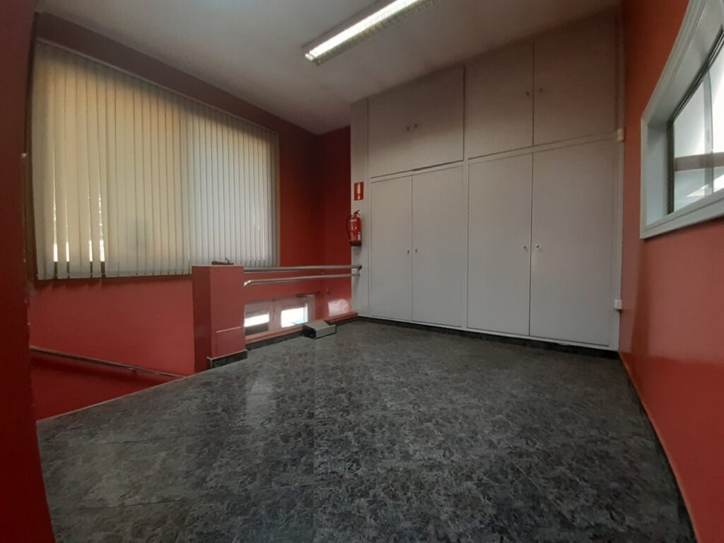 RUBI: Nau situada a zona Castell. Sup. 2016m2,