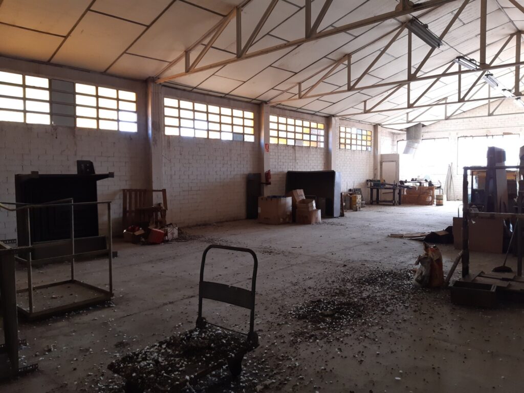 RUBI: Nau situada a zona Castell. Sup. 2016m2,