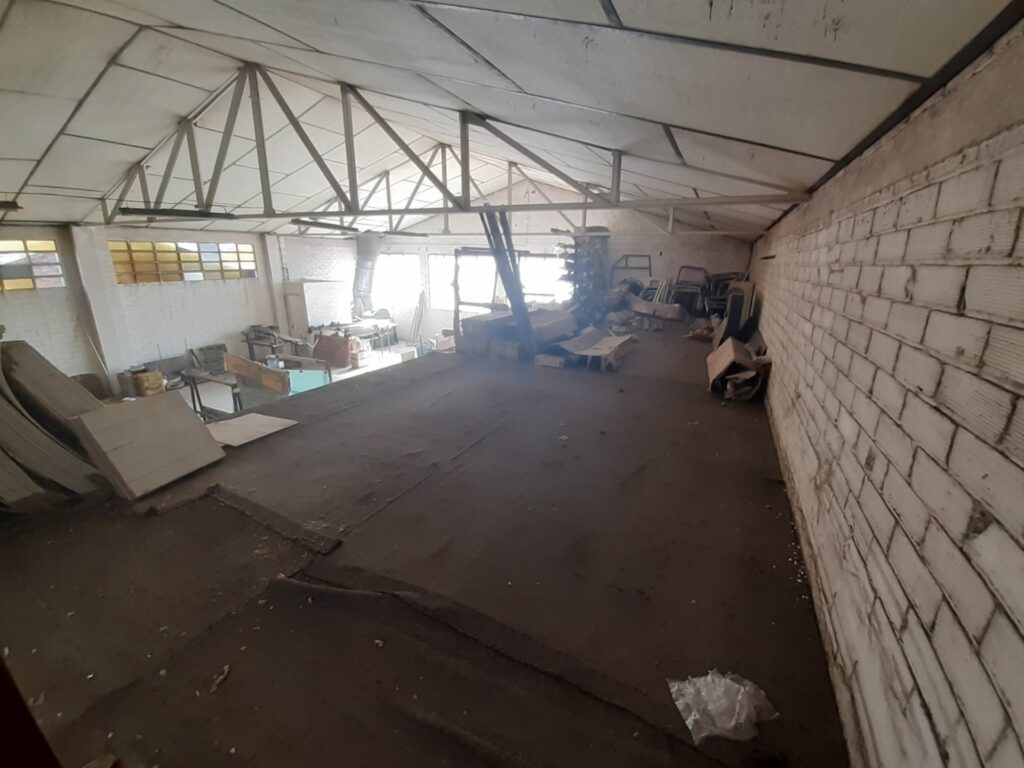 RUBI: Nau situada a zona Castell. Sup. 2016m2,