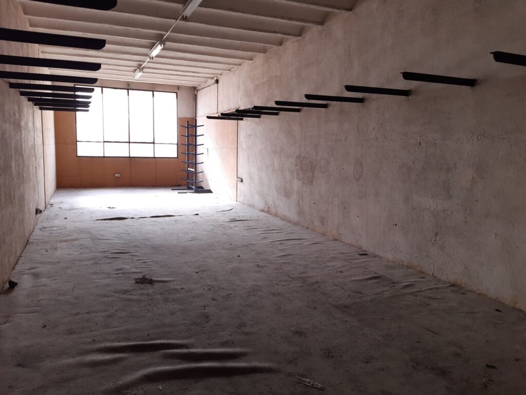 RUBI: Nau situada a zona Castell. Sup. 2016m2,