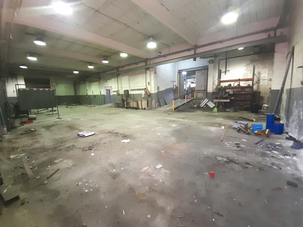 RUBI: Nau situada a zona Castell. Sup. 2016m2,