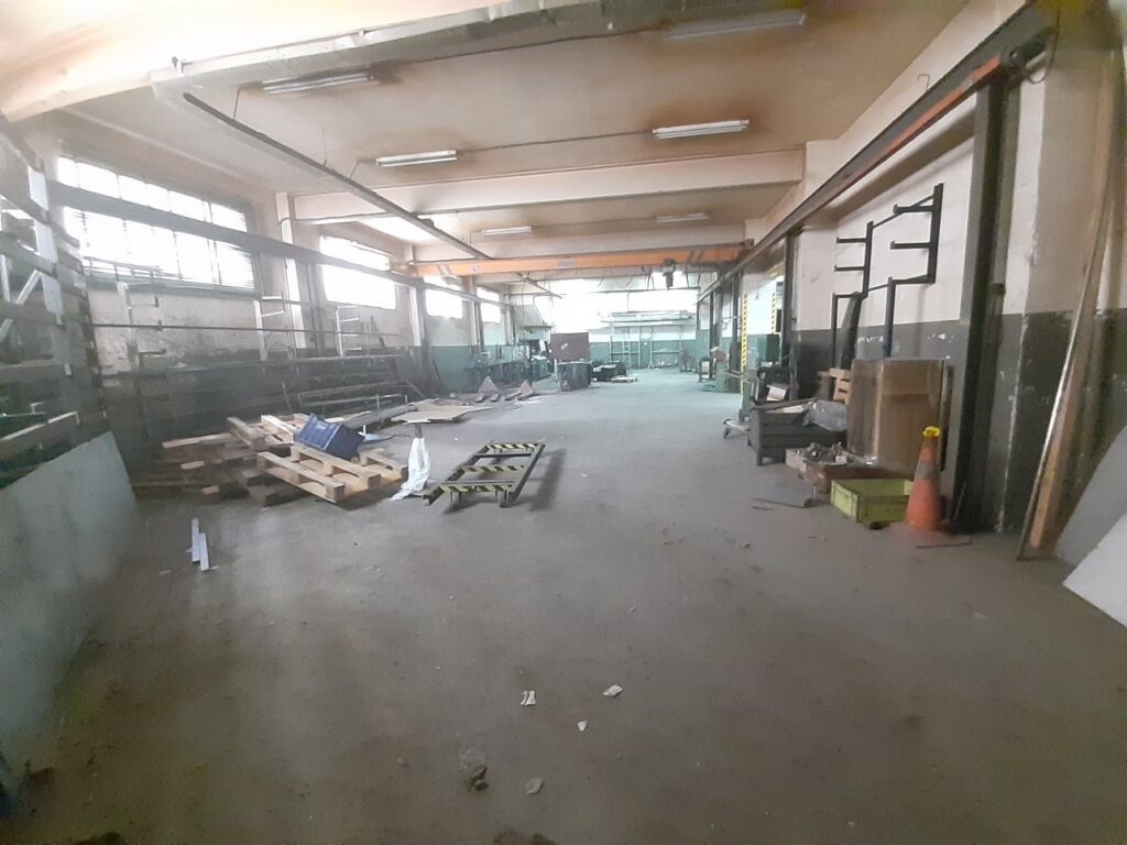 RUBI: Nau situada a zona Castell. Sup. 2016m2,