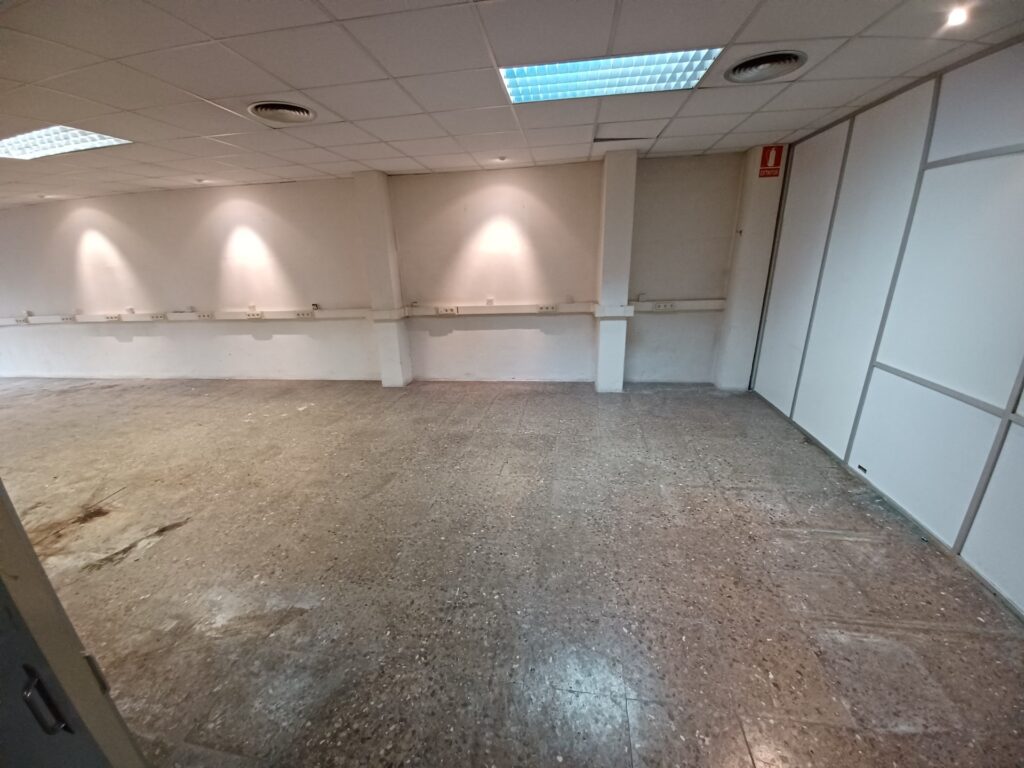 Local de lloguer de 184m2 situat a zona Serreta