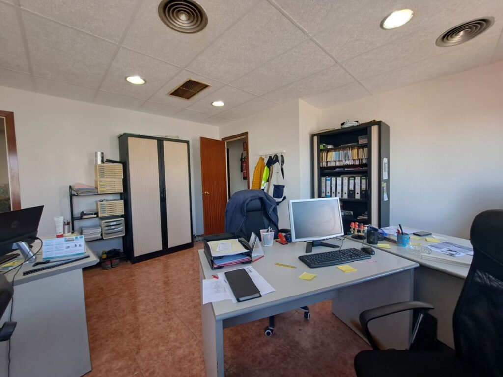 Nave situada en Cova Solera. Sup. 407m2.