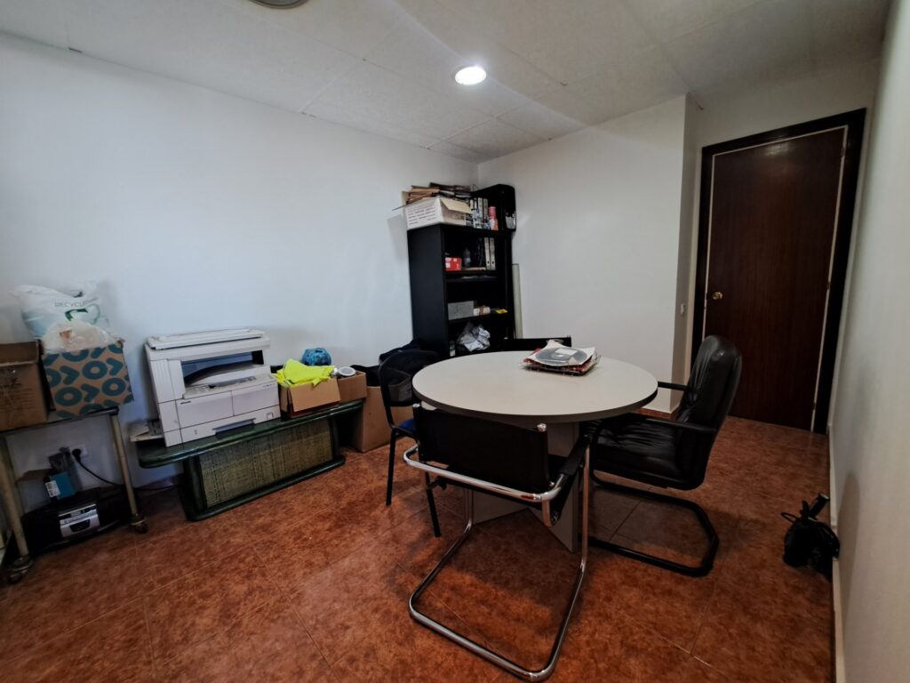 Nave situada en Cova Solera. Sup. 407m2.