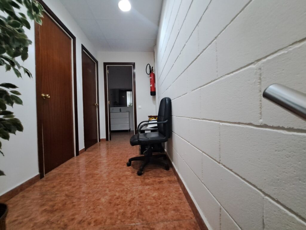 Nave situada en Cova Solera. Sup. 407m2.