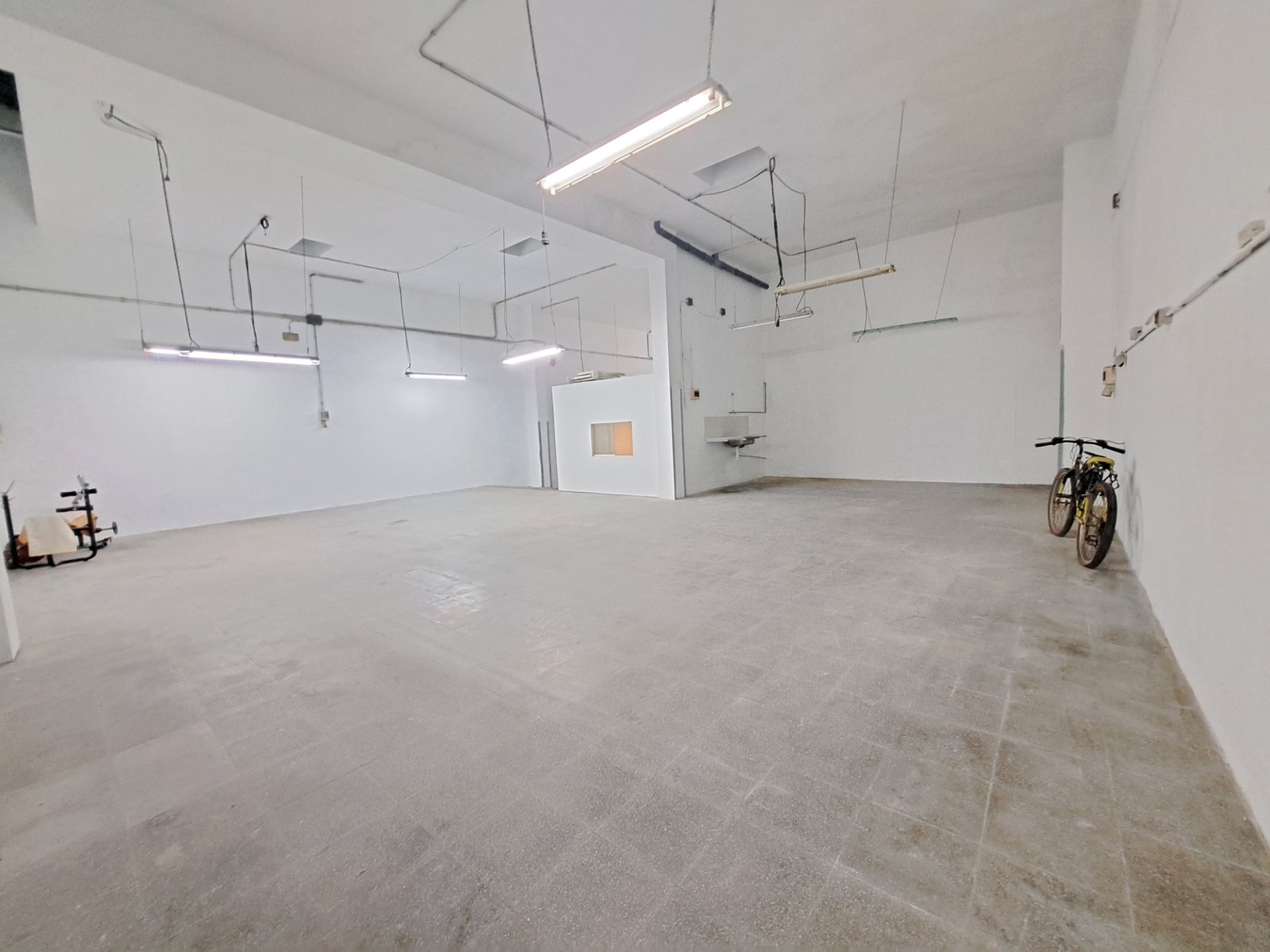 ¡Local de alquiler en Rubí, 160 m2 en planta baja, ideal para tu negocio!