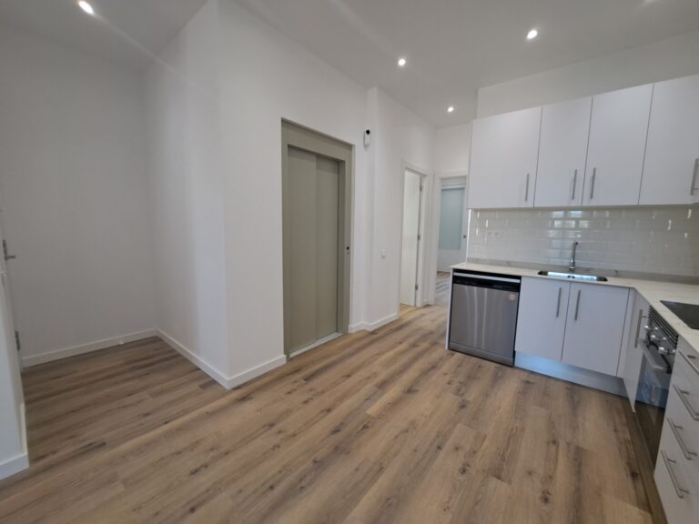 ¡Piso centrico de 2 hab. en venta totalmente reformado con trastero!