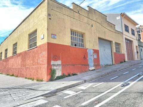 Nau industrial aparellada en venda a Montcada i Reixac, 270 m2 d’espai útil!