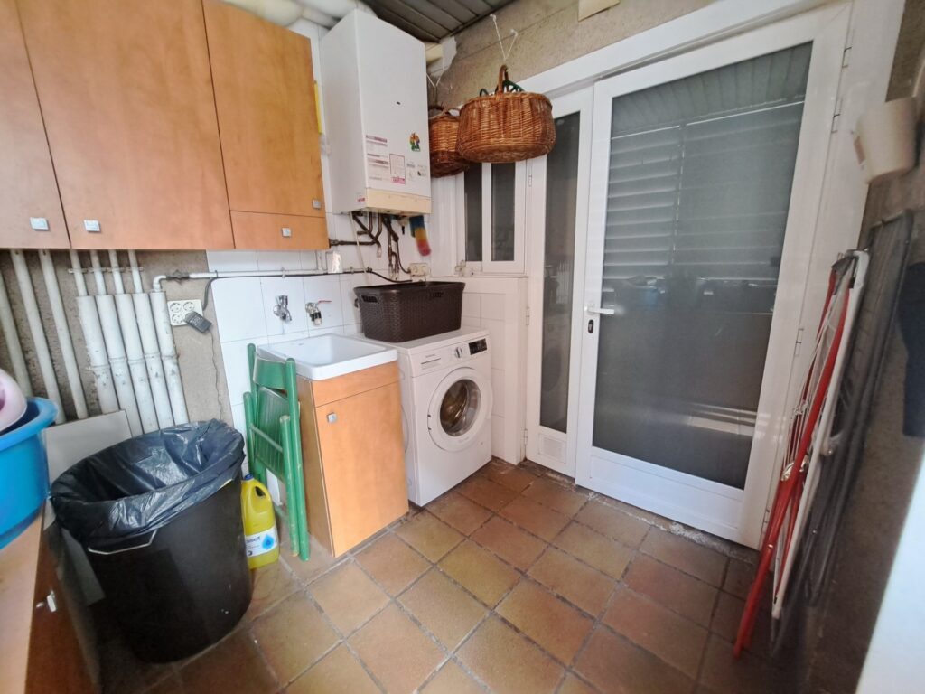 ¡Amplio piso de 4 habitaciones en venta en Rubí, zona Mutua, ideal para tu familia!